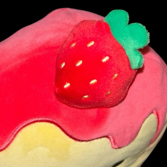 8-inch Niala the Strawberry Cheesecake Black Tag Select Series - Picture 8 of 9